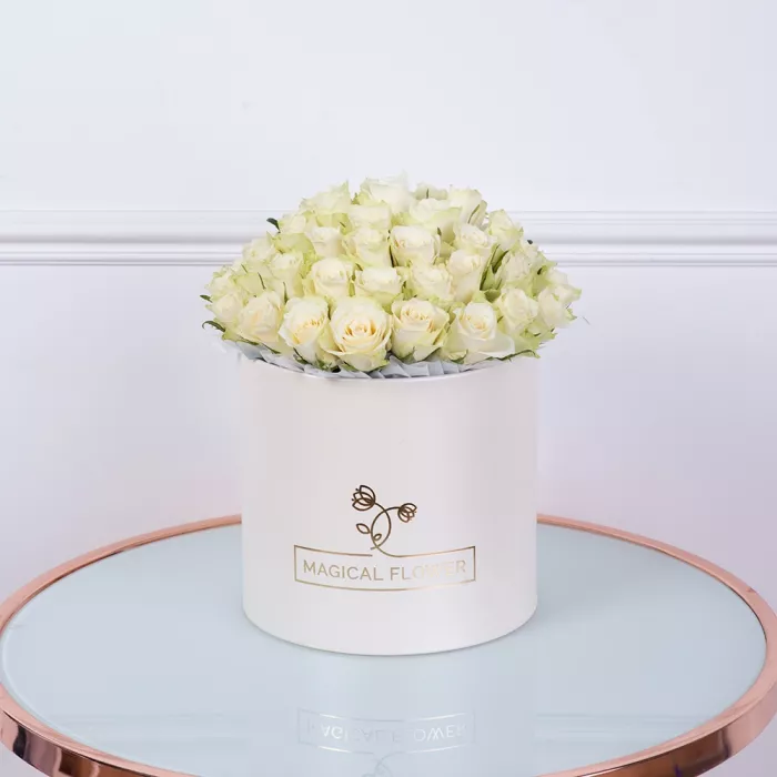 Букет из 75 белых роз в кремовой шляпной коробке