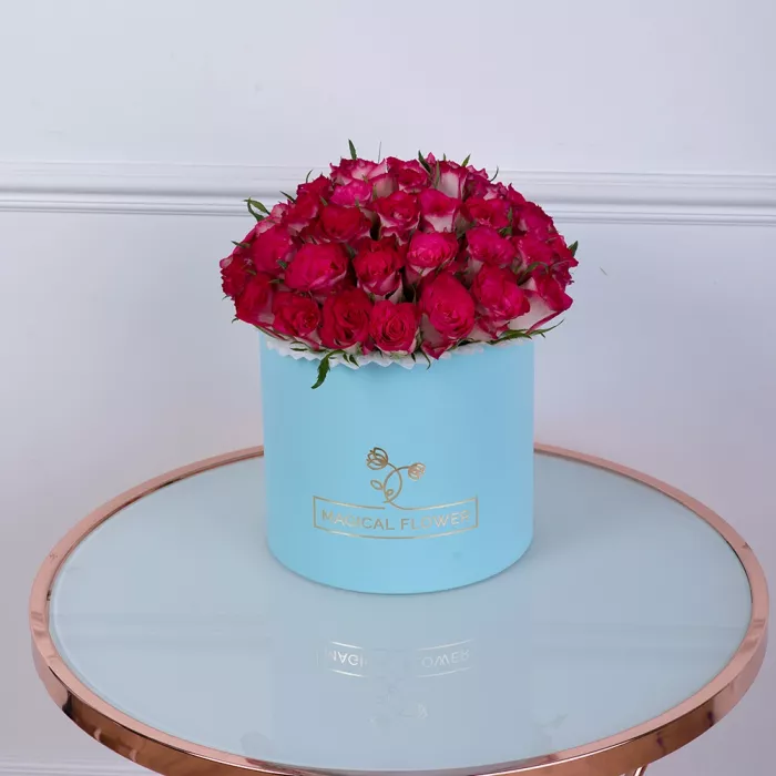 Букет из 51 бело-малиновой розы в голубой шляпной коробке