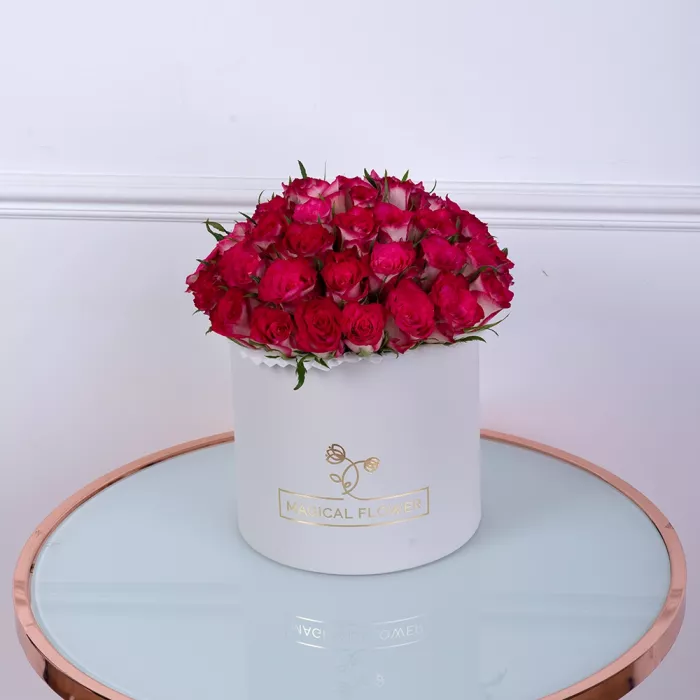 Букет из 51 бело-малиновой розы в белой шляпной коробке