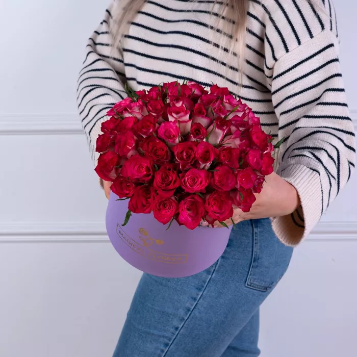 Букет из 51 бело-малиновой розы в фиолетовой шляпной коробке