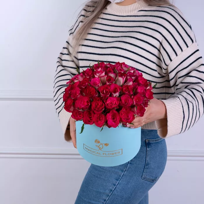 Букет из 51 бело-малиновой розы в голубой шляпной коробке