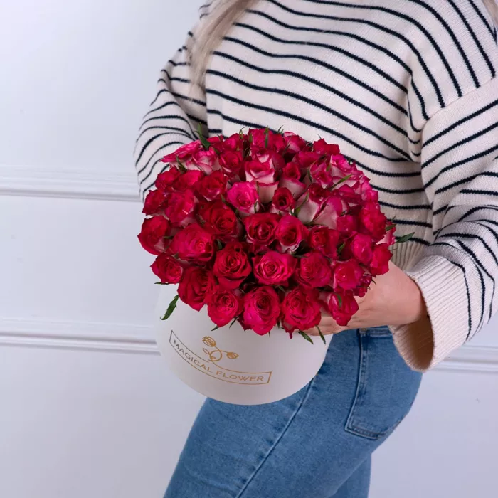 Букет из 51 бело-малиновой розы в белой шляпной коробке