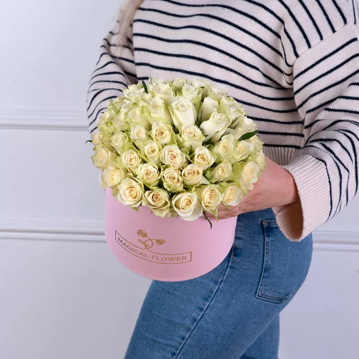 Букет из 75 белых роз в розовой шляпной коробке