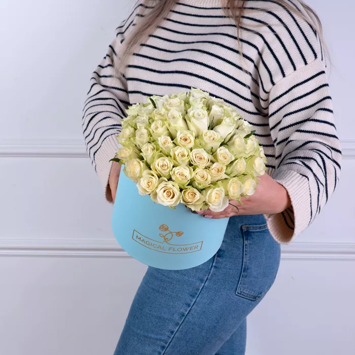 Букет из 75 белых роз в голубой шляпной коробке