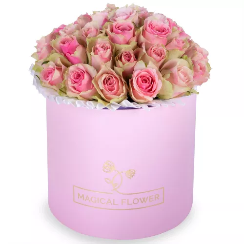 Букет из 25 бело-розовых роз в розовой шляпной коробке