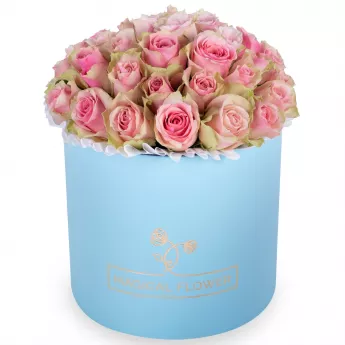 Букет из 25 бело-розовых роз в голубой шляпной коробке