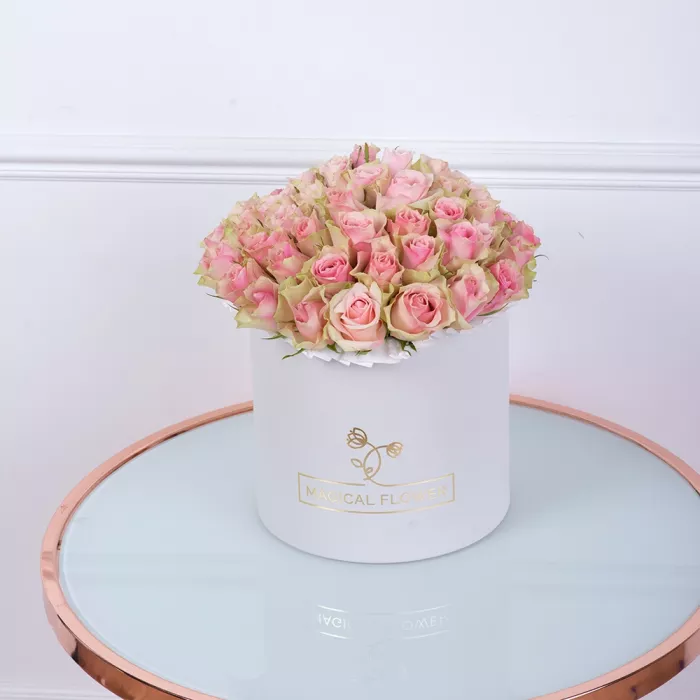 Букет из 25 бело-розовых роз в белой шляпной коробке