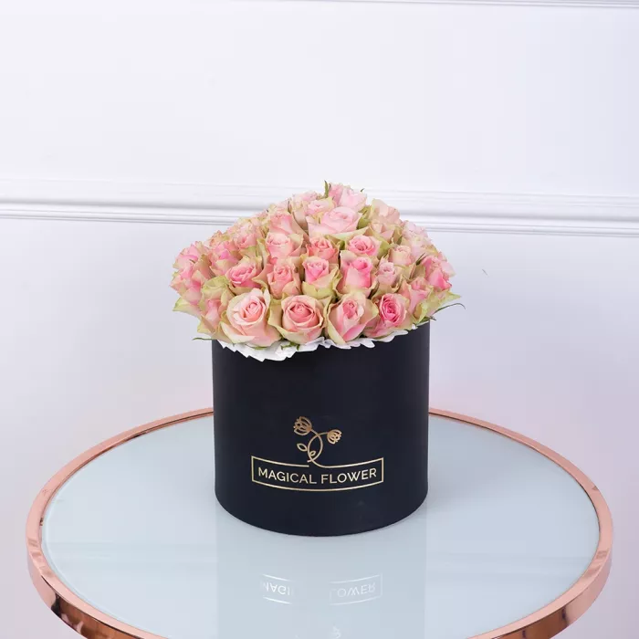 Букет из 25 бело-розовых роз в черной шляпной коробке