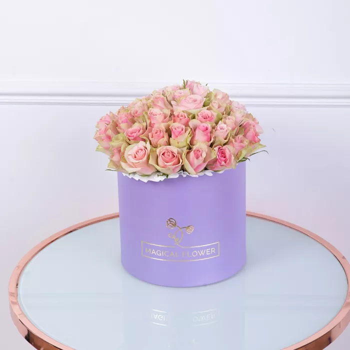 Букет из 25 бело-розовых роз в фиолетовой шляпной коробке