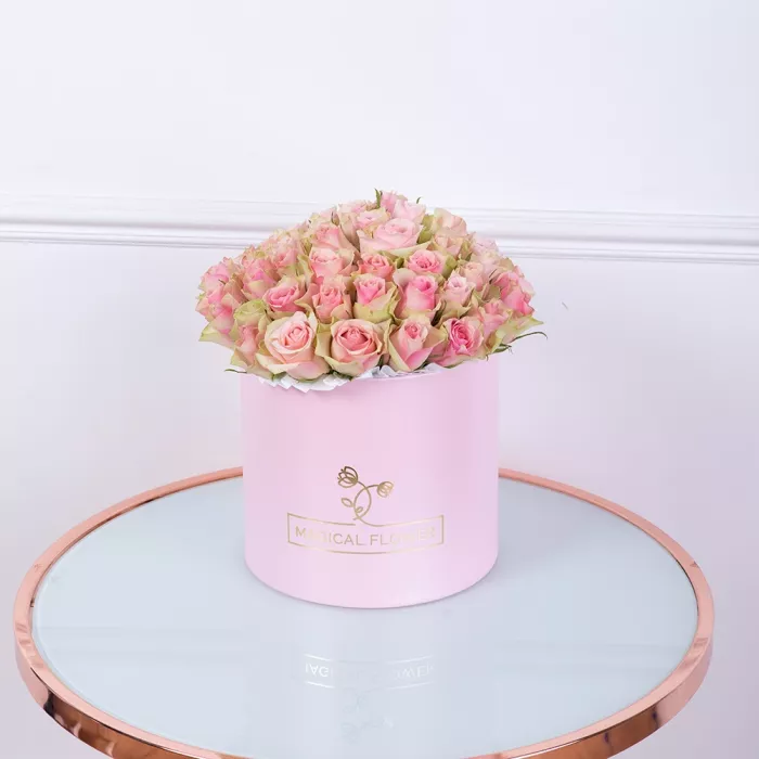 Букет из 25 бело-розовых роз в розовой шляпной коробке