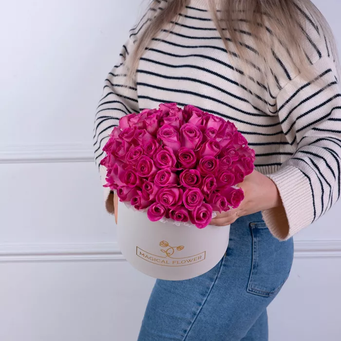 Букет из 51 розовой розы в белой шляпной коробке
