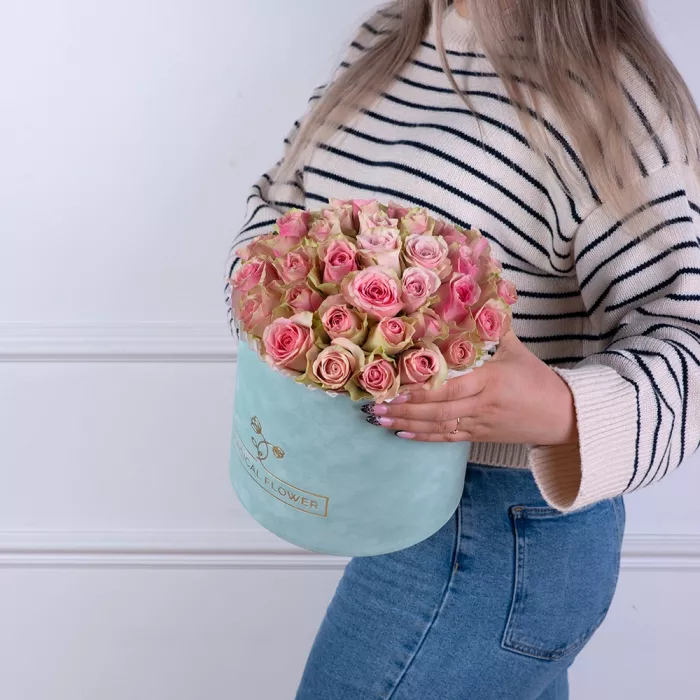 Букет из 25 бело-розовых роз в зеленой бархатной шляпной коробке