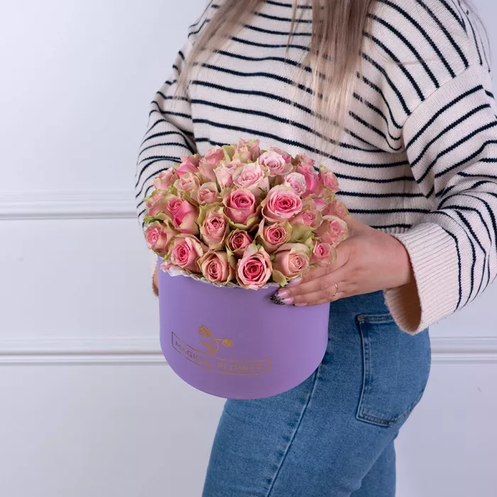Букет из 25 бело-розовых роз в фиолетовой шляпной коробке