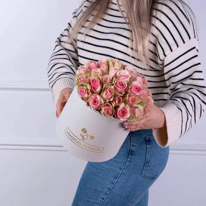 Букет из 25 бело-розовых роз в белой шляпной коробке