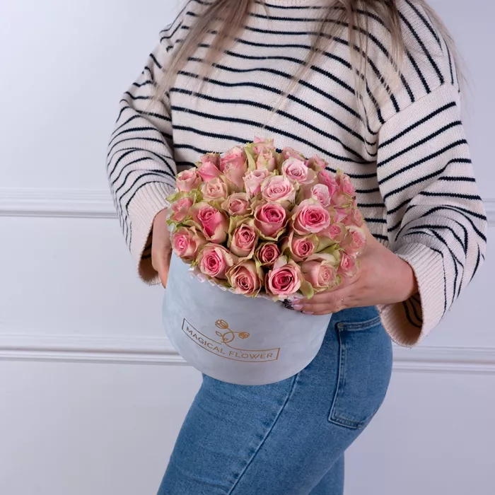 Букет из 25 бело-розовых роз в серой бархатной шляпной коробке