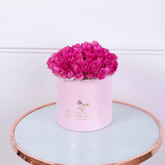 Букет из 51 розовой розы в розовой шляпной коробке