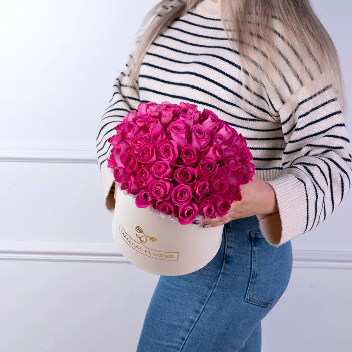 Букет из 51 розовой розы в кремовой шляпной коробке