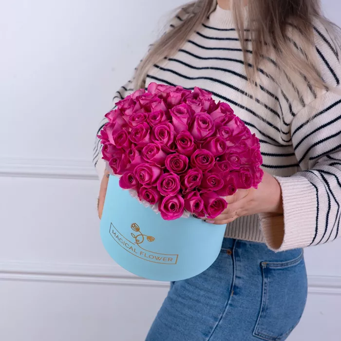 Букет из 51 розовой розы в голубой шляпной коробке