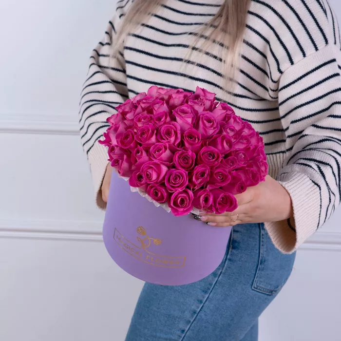 Букет из 51 розовой розы в фиолетовой шляпной коробке