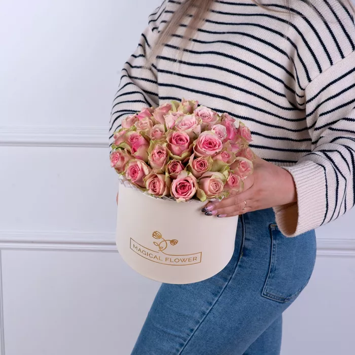 Букет из 25 бело-розовых роз в кремовой шляпной коробке