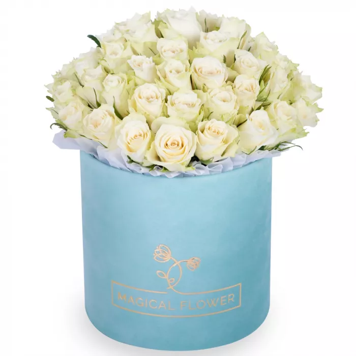 Букет из 75 белых роз в зеленой бархатной шляпной коробке