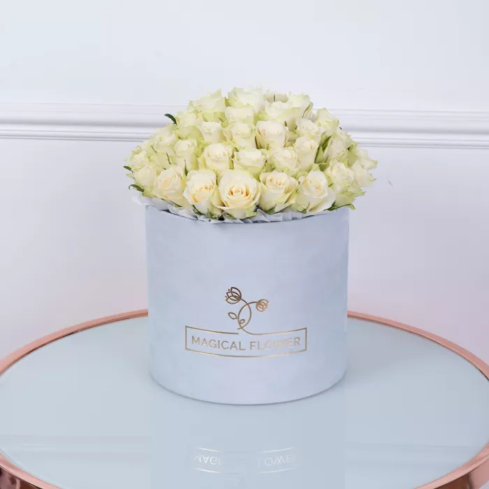 Букет из 75 белых роз в серой бархатной шляпной коробке
