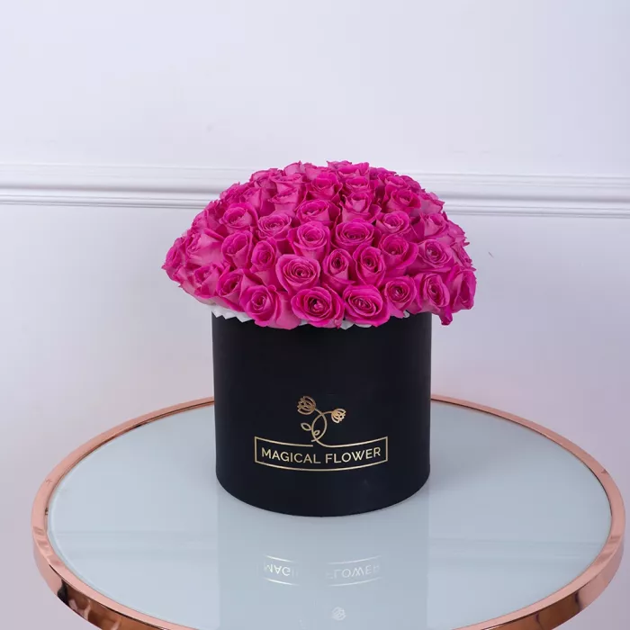 Букет из 75 розовых роз в черной шляпной коробке
