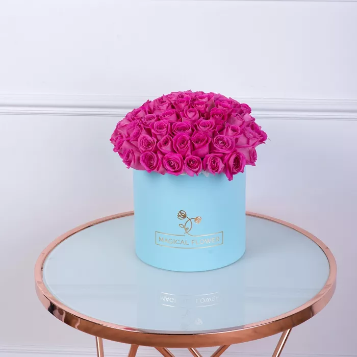 Букет из 75 розовых роз в голубой шляпной коробке