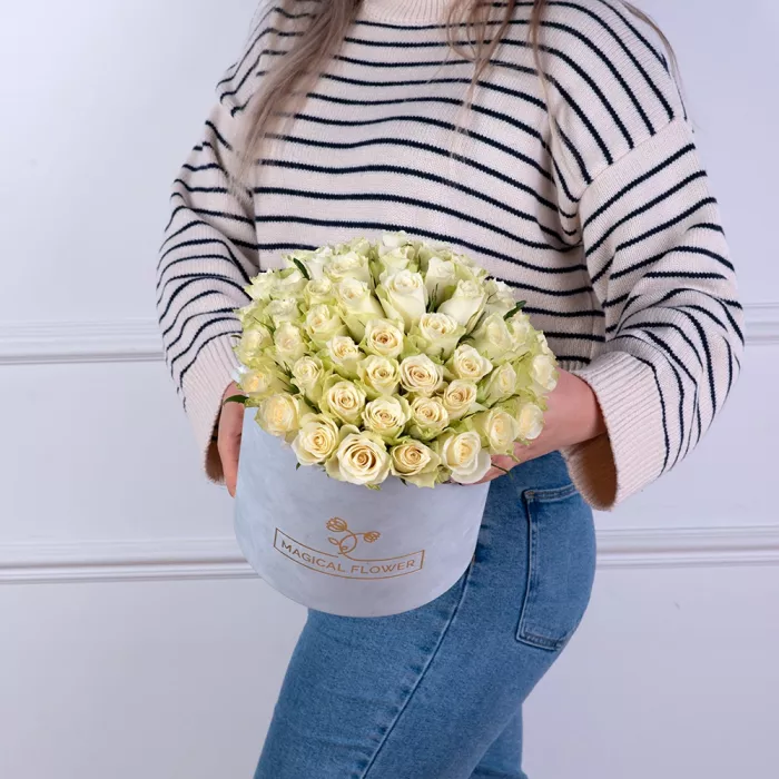 Букет из 75 белых роз в серой бархатной шляпной коробке