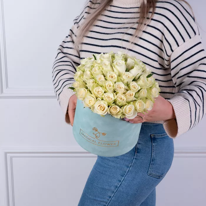 Букет из 75 белых роз в зеленой бархатной шляпной коробке