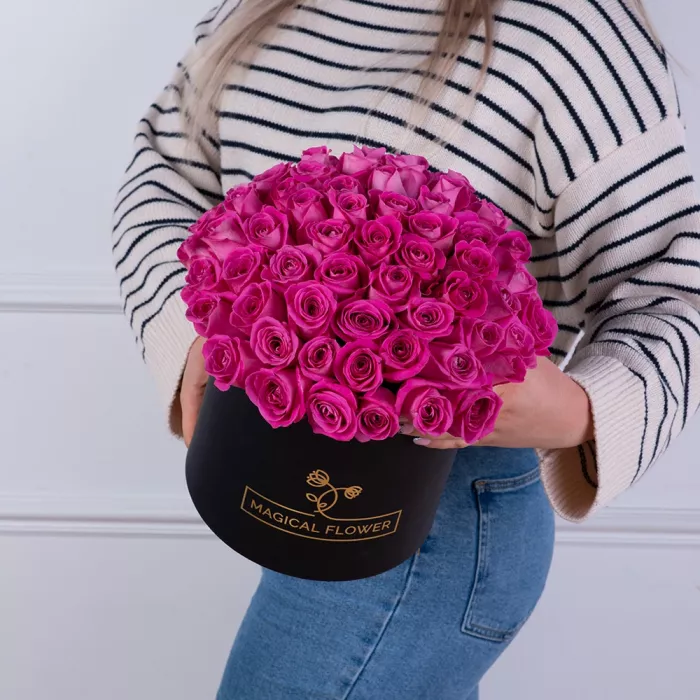 Букет из 75 розовых роз в черной шляпной коробке