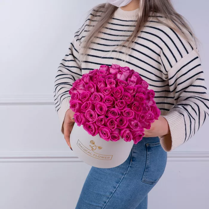 Букет из 75 розовых роз в белой шляпной коробке