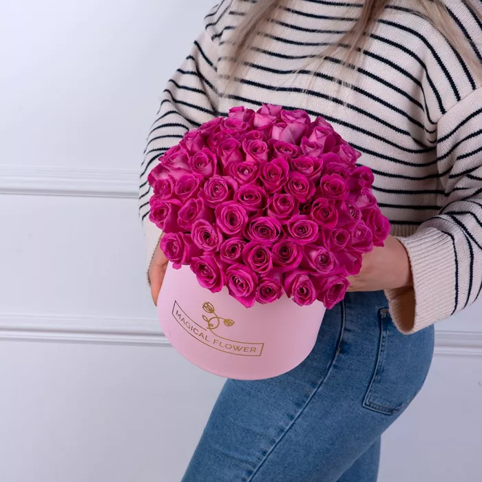 Букет из 75 розовых роз в розовой шляпной коробке