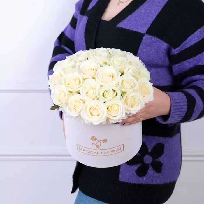 25 белых роз premium в белой шляпной коробке