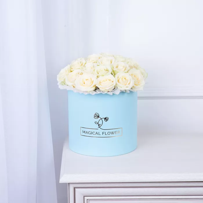 Букет из 25 белых роз premium в голубой шляпной коробке