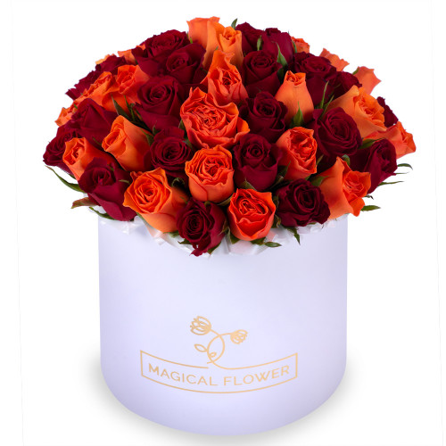 Яркий букет 51 разноцветная роза в белой шляпной коробке
