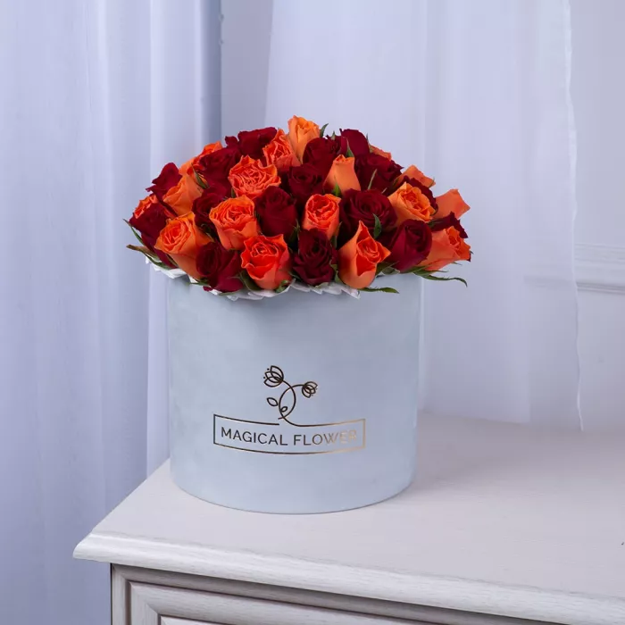 51 разноцветная роза в серой бархатной шляпной коробке