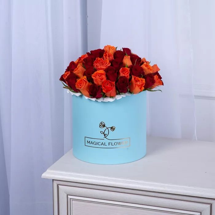 51 разноцветная роза в голубой шляпной коробке