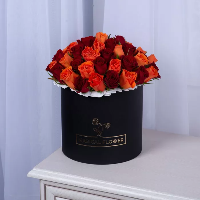 51 разноцветная роза в черной шляпной коробке