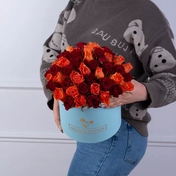 51 разноцветная роза в голубой шляпной коробке