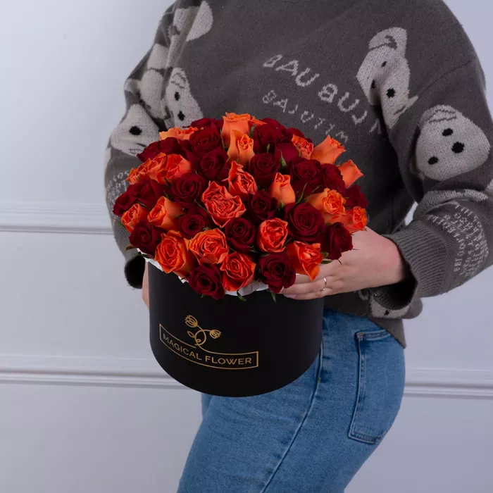 51 разноцветная роза в черной шляпной коробке