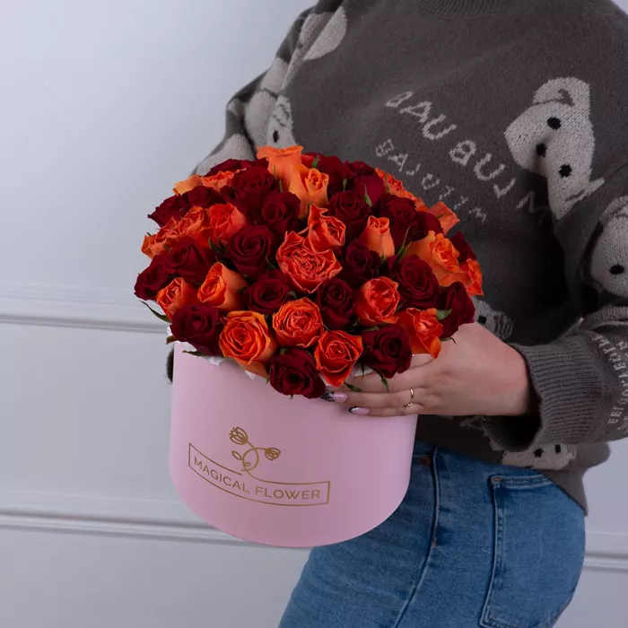 51 разноцветная роза в розовой шляпной коробке