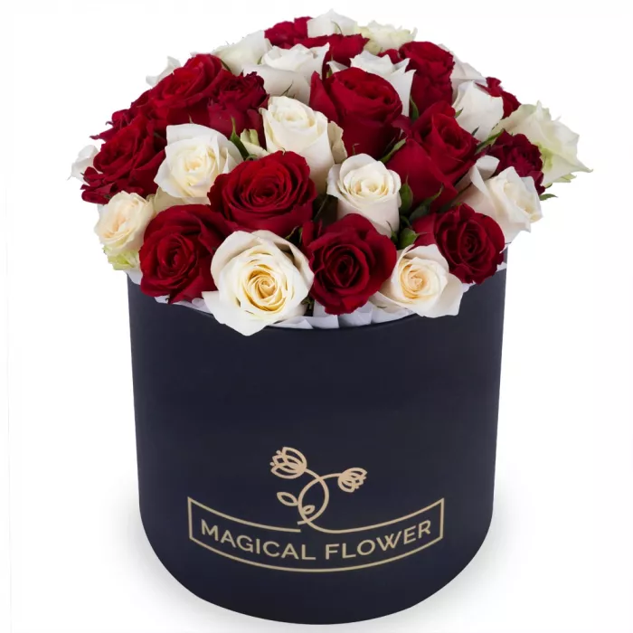 35 разноцветных роз в черной шляпной коробке