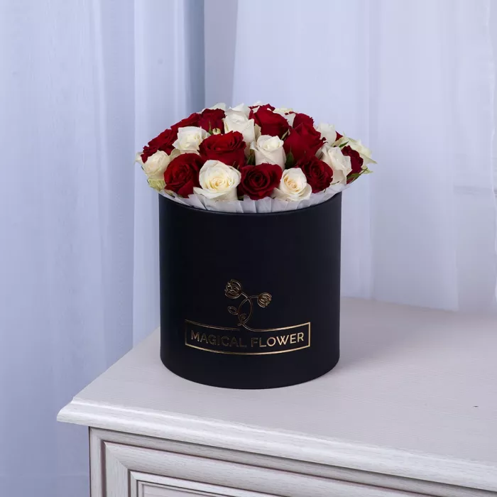 35 разноцветных роз в черной шляпной коробке