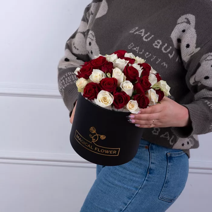 35 разноцветных роз в черной шляпной коробке