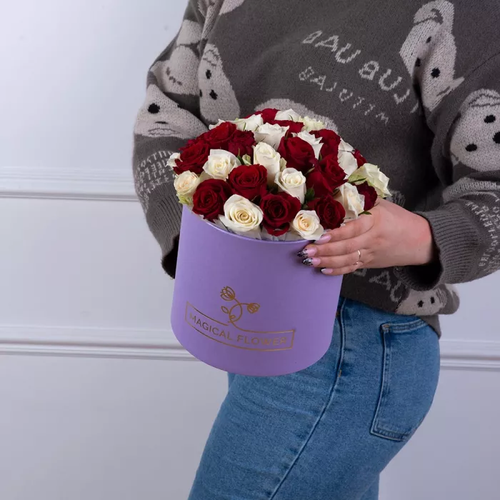 35 разноцветных роз в фиолетовой шляпной коробке