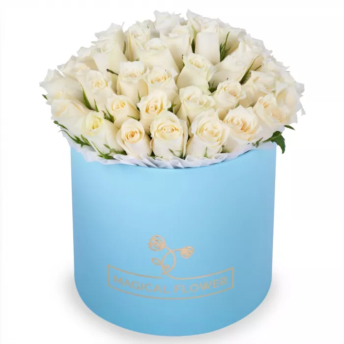 51 белая роза в голубой шляпной коробке