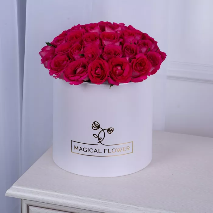51 малиновая роза в белой шляпной коробке