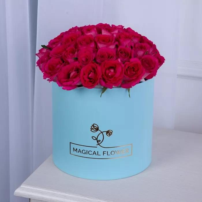 51 малиновая роза в голубой шляпной коробке