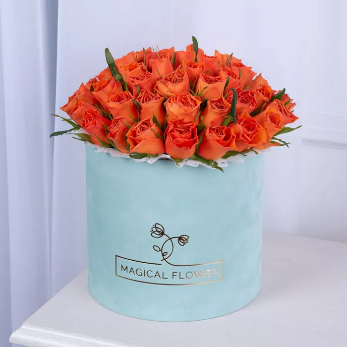 51 оранжевая роза в бархатной шляпной коробке